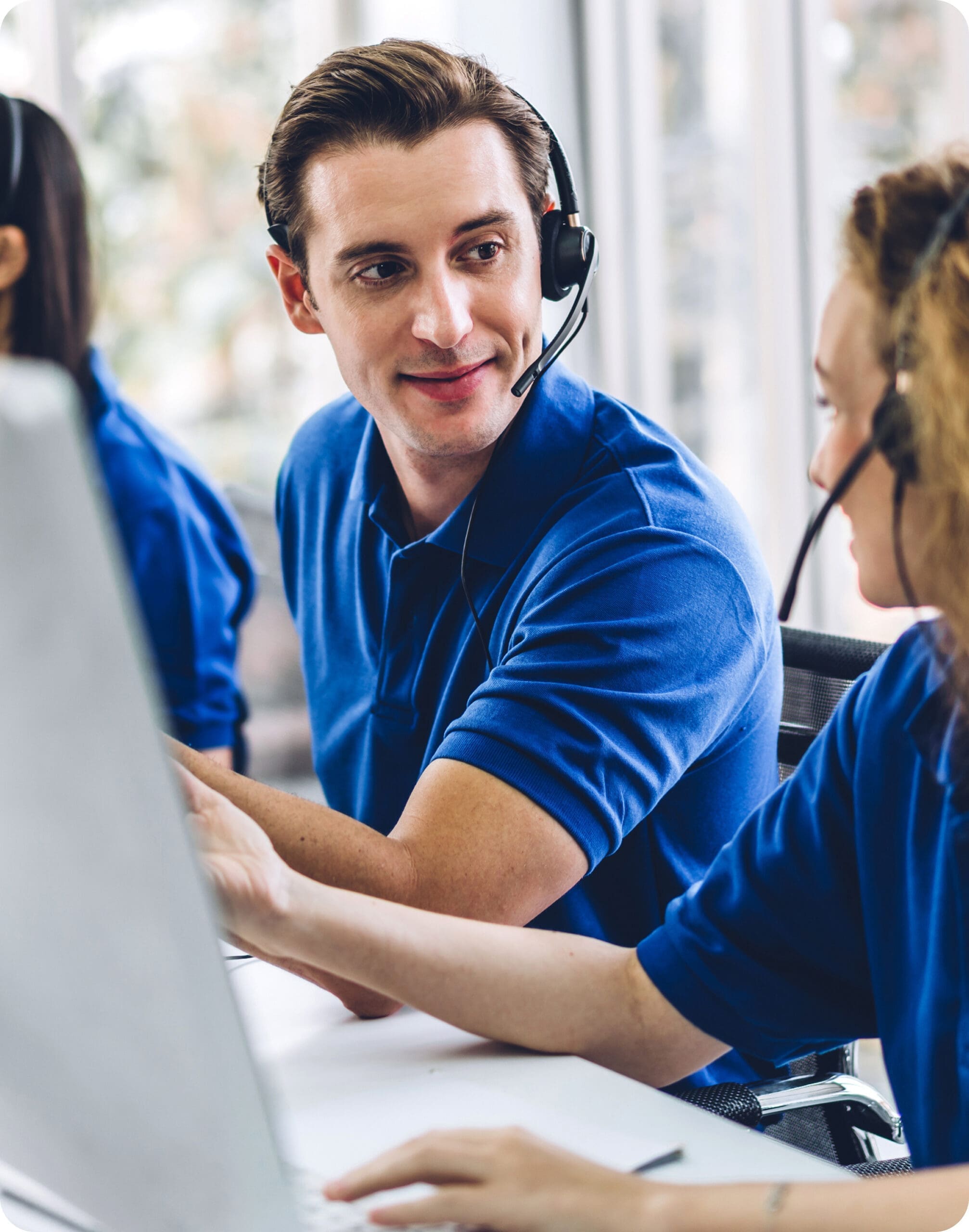 Customer support agent assisting client